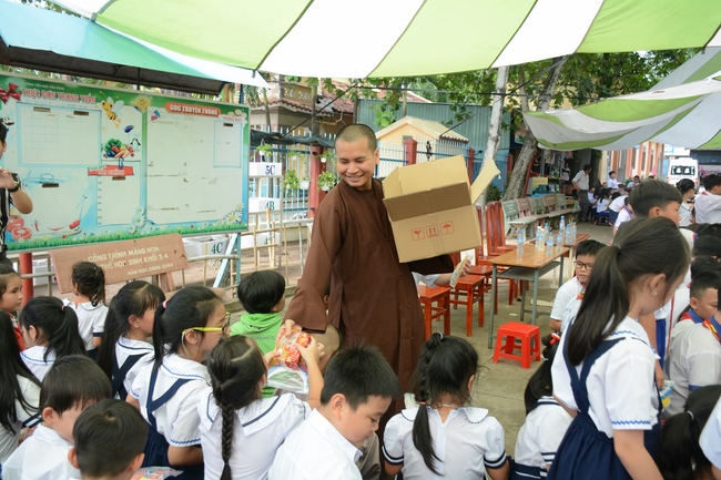 Giving gift portions to pupils on the occasion of Mid-Autumn Festival